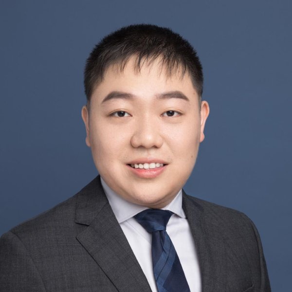 在线股票配资门户网 美股重挫道指跌近700点，黄金迎3300美元里程碑